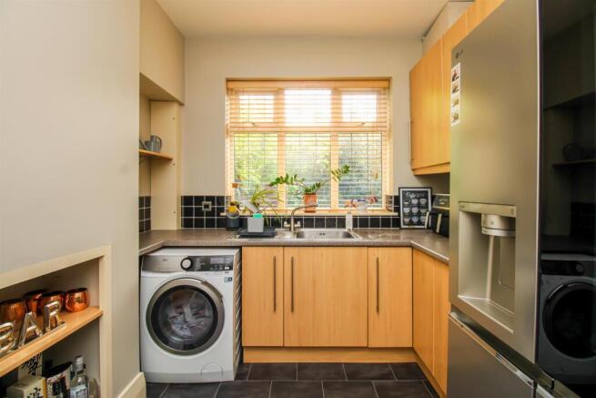 4 bed Detached for sale Image 9