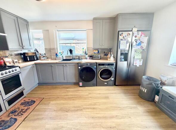 3 bed Semi-Detached for sale Image 4