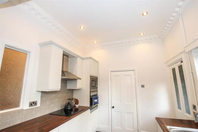OPEN PLAN "L" SHAPED FITTED KITCHEN / DINER