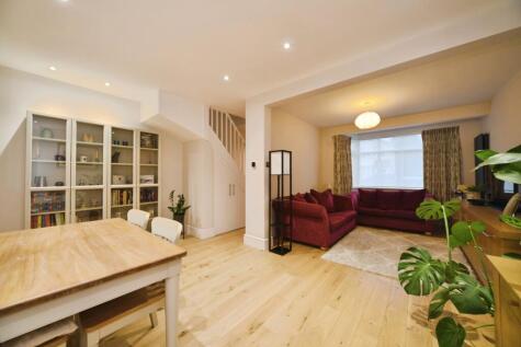 Carnarvon Avenue, Enfield, EN1