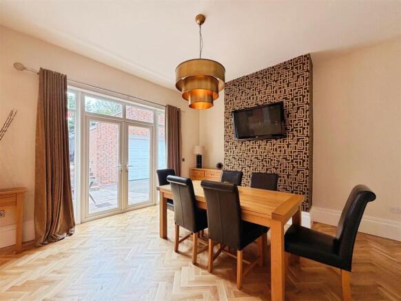 6 bed Detached for sale Image 11