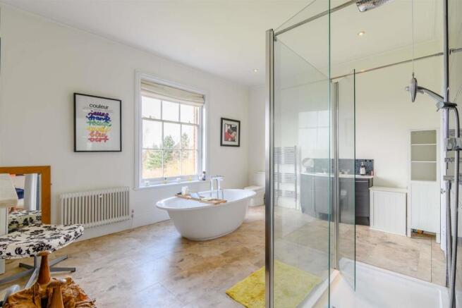 Main Bedroom Suite With En Suite Bathroom