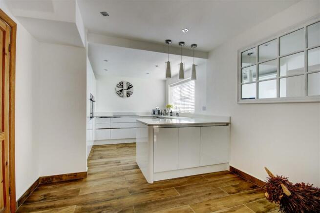 MODERN FITTED KITCHEN