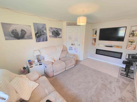 4 bed Semi-Detached for sale Image 5