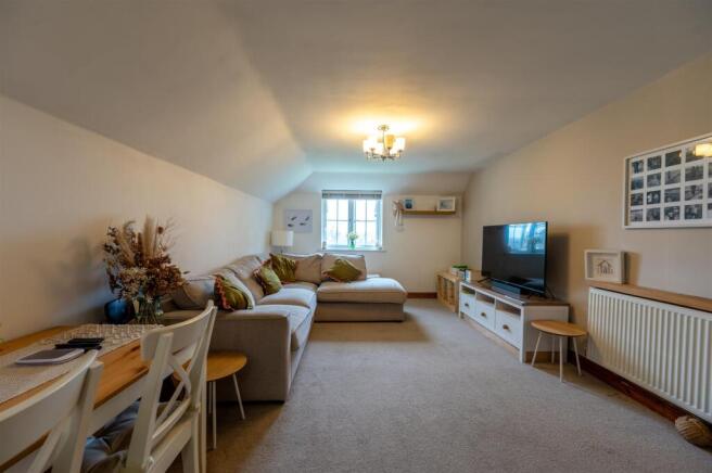 Flat 14 88 90 Hambledon -Road 25 10.jpg