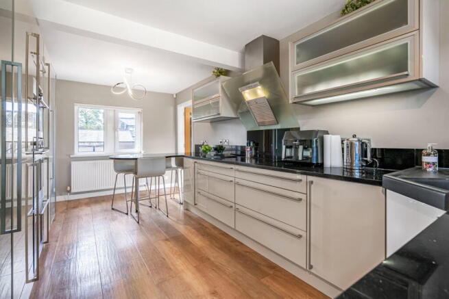 4 bed Detached for sale Image 8