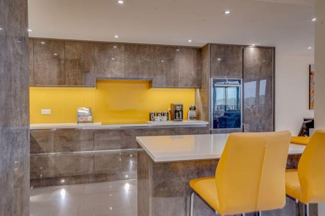 Kitchen breakfast bar