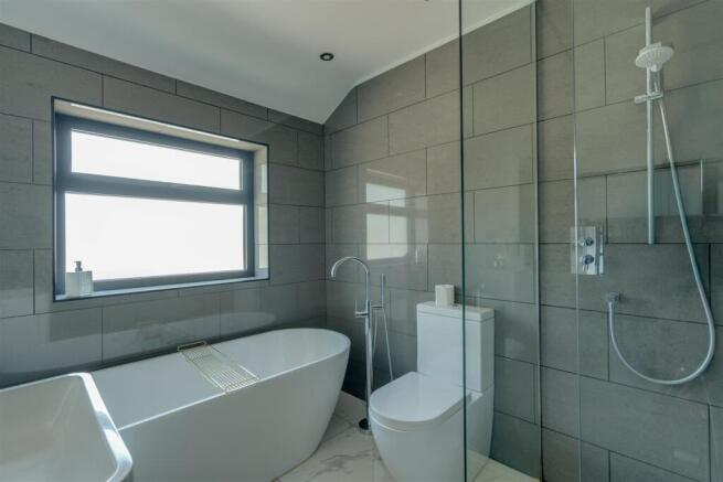 6 bed Detached for sale Image 12