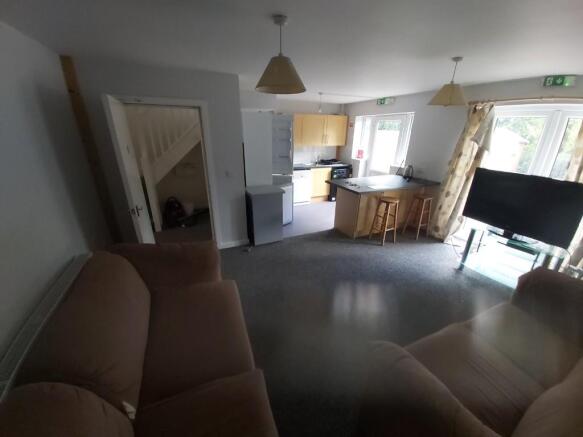 6 bed Detached to rent Image 8