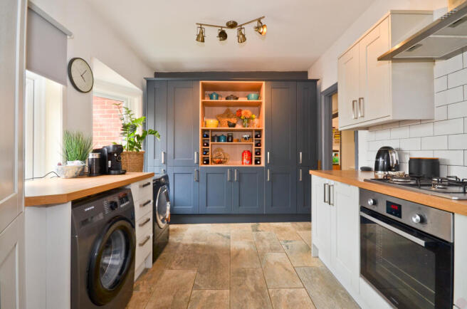 Kitchen (2).JPG