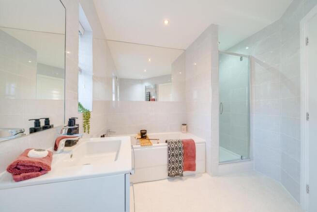 5 bed Detached for sale Image 12