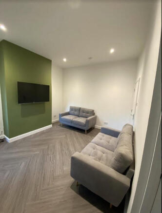 4 bed House to rent Image 6