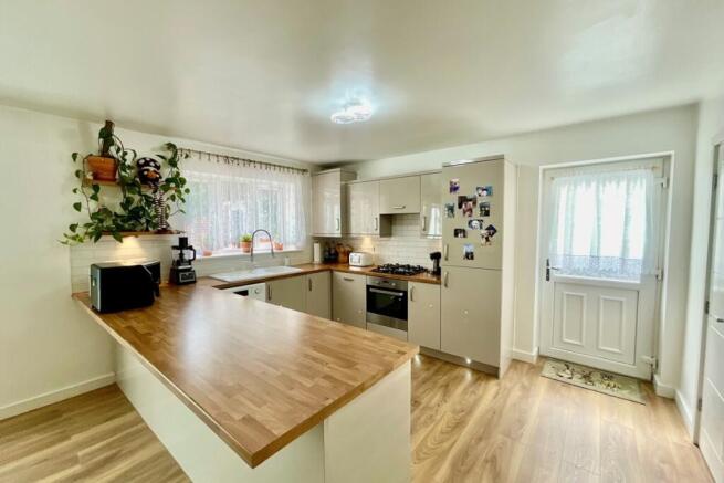 4 bed Detached for sale Image 11