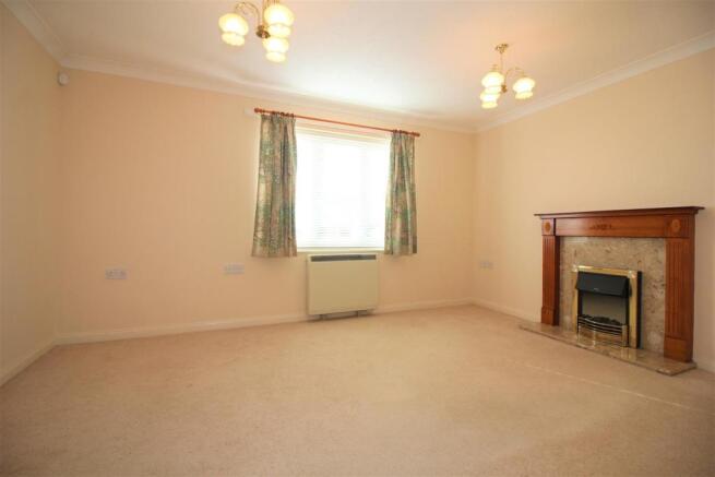 GOOD-SIZED LOUNGE