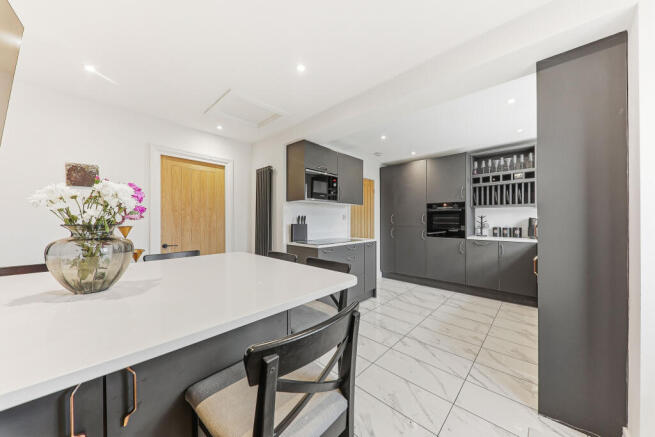 Kitchen/Breakfast Bar