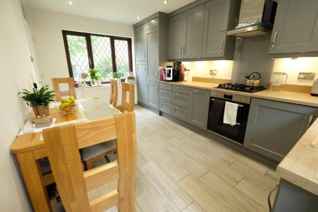 KITCHEN/DINING ROOM