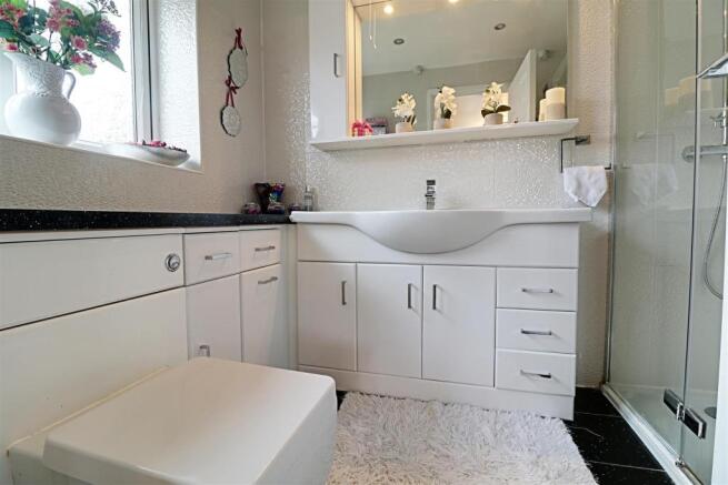 EN SUITE SHOWER ROOM