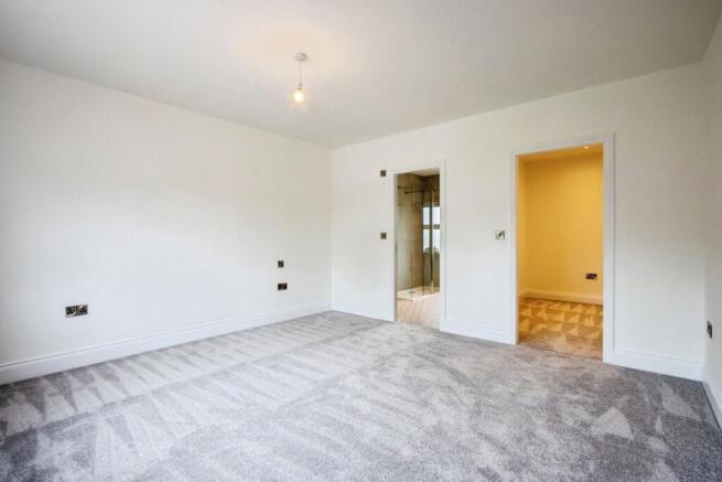 5 bed Detached for sale Image 8