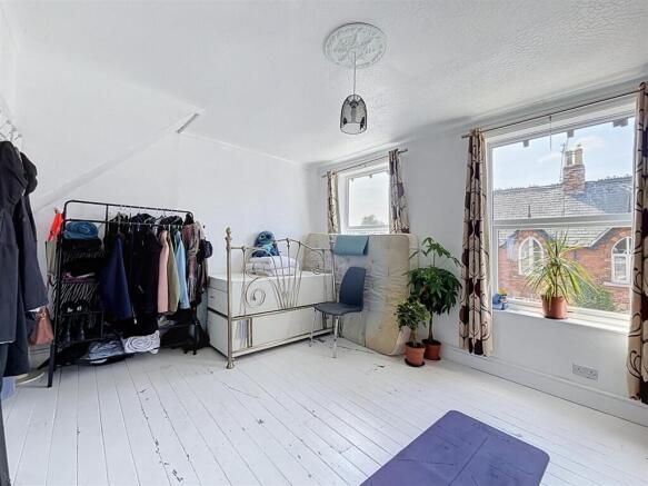 4 bed House for sale Image 8