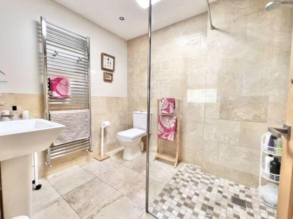 En suite bedroom 1