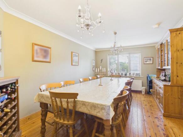 5 bed Detached for sale Image 10