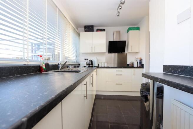 Fully Fitted Kitchen