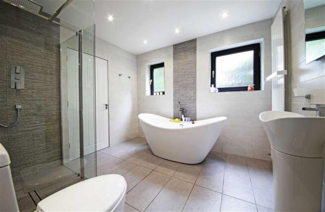 EN-SUITE BATHROOM