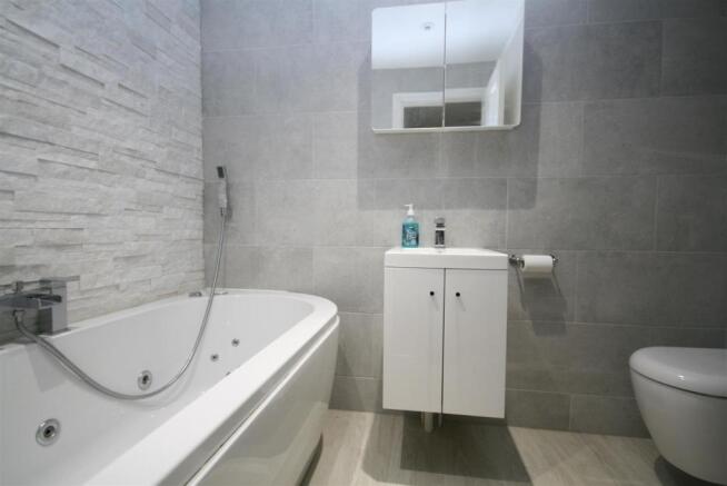 Family Bathroom..JPG