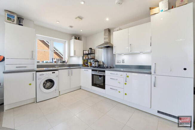 Laburnum Way, Staines-upon-Thames, Stanwell TW19 photo 4