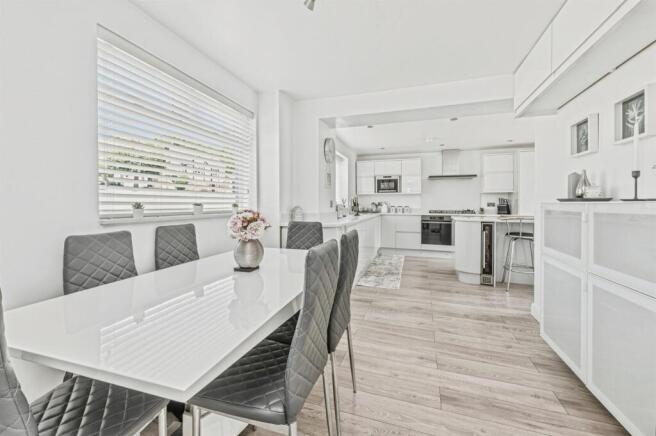 5 bed Detached for sale Image 4