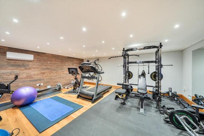 5 bed Detached for sale Image 8