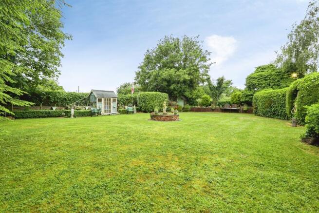 5 bed Detached Bungalow for sale Image 4