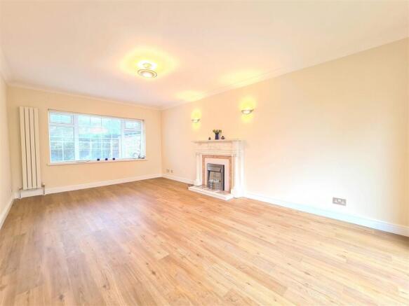4 bed Detached to rent Image 4