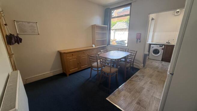 4 bed House to rent Image 5