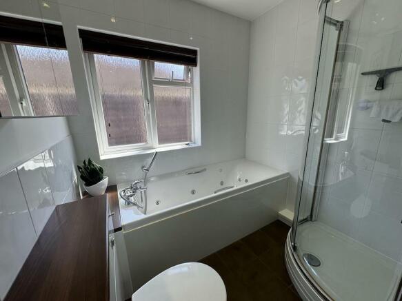 17 - Bathroom.jpg