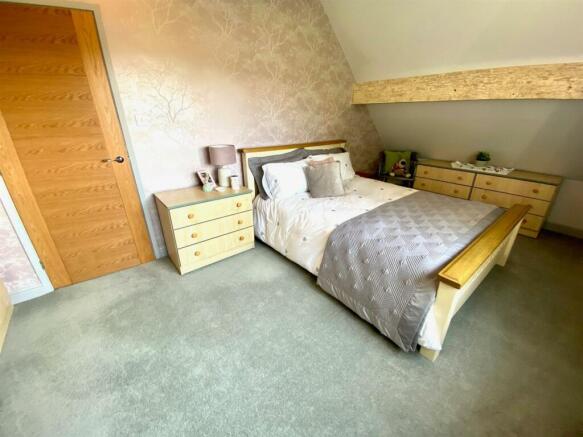 robin royd lane 28 bed 2.jpg