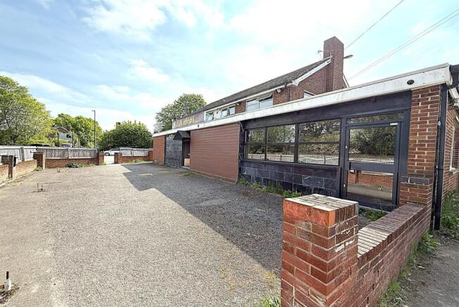 Spacious front area with large windows and park...