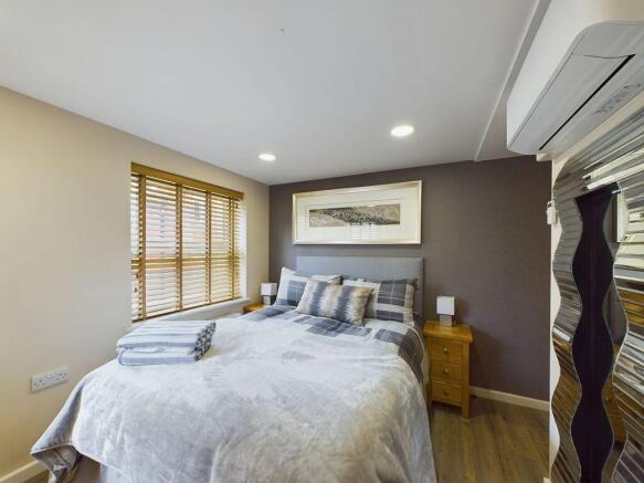 5 bed Apartment for sale Image 8
