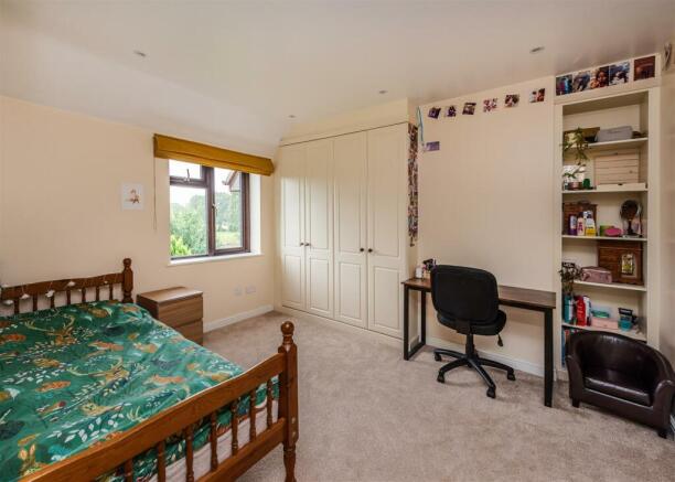 5 Dimmingsdale Road-bed2.jpg