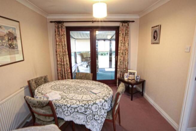 OPEN PLAN LOUNGE/ DINING ROOM