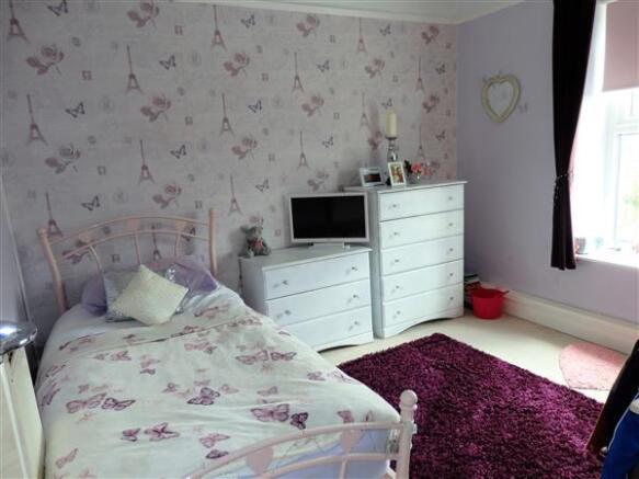 BACK BEDROOM 3 :