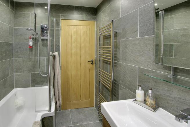 11_Elm Cres_bathroom.jpg