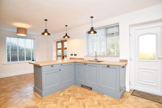 3 bed Detached Bungalow to rent Image 9