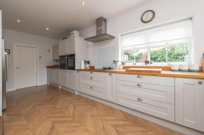 5 bed Detached for sale Image 8