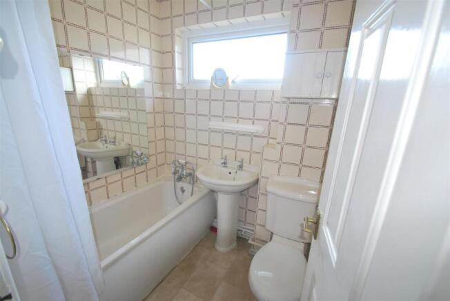 holly bathroom.JPG