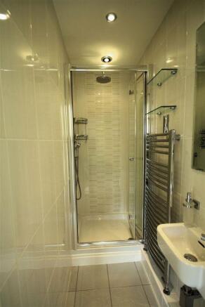 En-suite showe...
