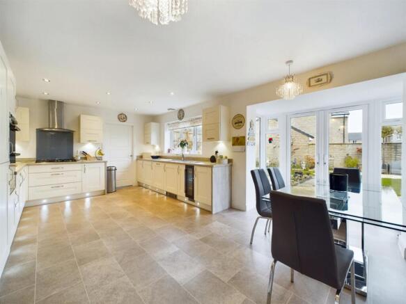 Superb Open Plan Dining Kitchen