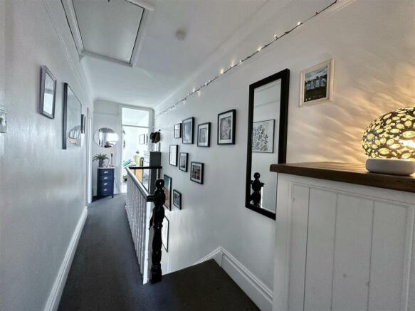52 Alexandra Road landing 2.jpg