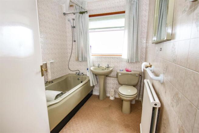 FIRST FLOOR BATHROOM