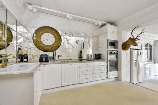 4 bed Detached for sale Image 2